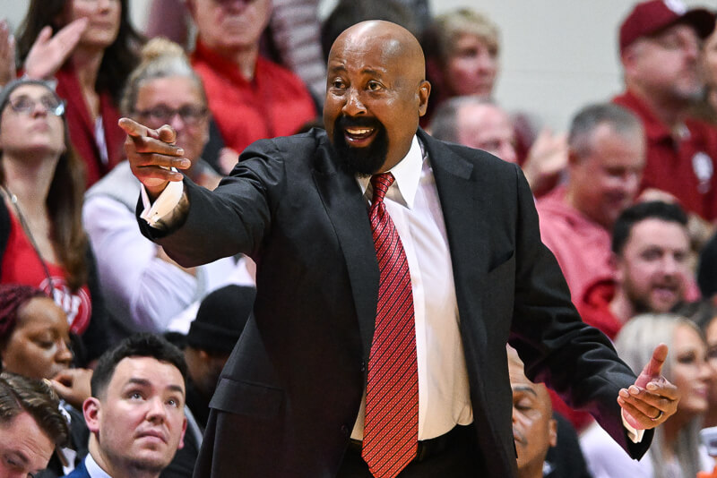 6-Banner Sunday: Mike Woodson speaks at annual event at Huber's Winery - Inside the Hall